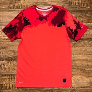 NWOT Mens Nike T Shirt Red, black, grey splatter detail. Size L